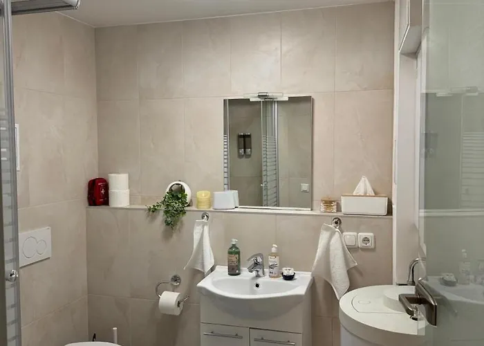 Oase, House Floor, Fitness, Garden, Jacuzzi, Close To Subway U1 *